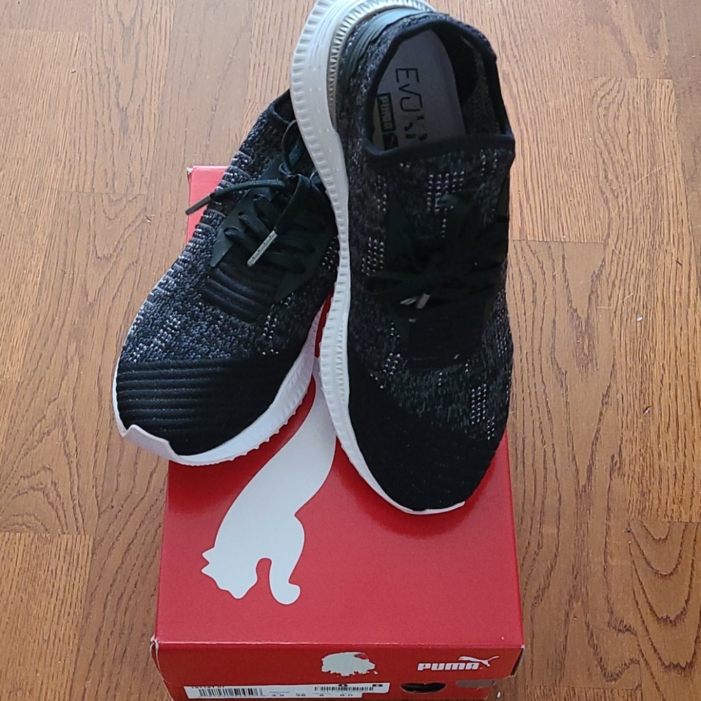 Ladies puma stretchable sneakers (NWOT)